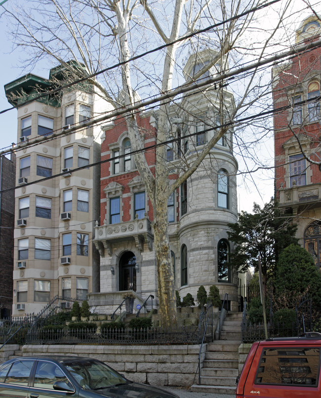 925 Hudson St in Hoboken, NJ - Foto de edificio - Building Photo