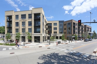 State Street Station in Wauwatosa, WI - Foto de edificio - Building Photo