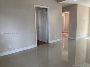1559 Springside Dr in Weston, FL - Foto de edificio - Building Photo