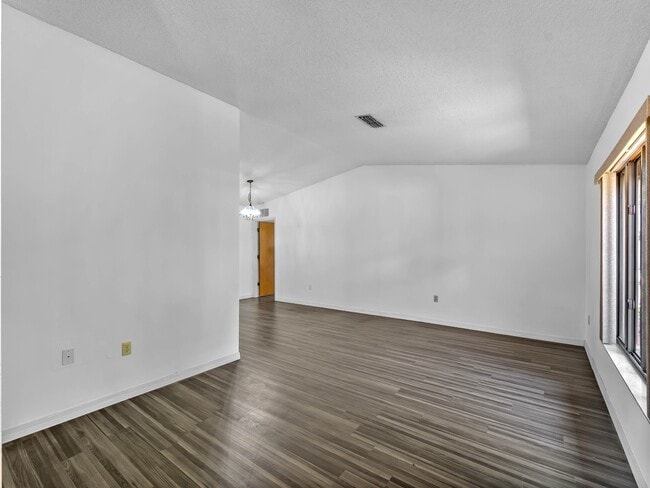 8429 Cypress Lake Cir in Sarasota, FL - Building Photo - Building Photo