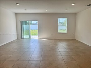 749 SE Karrigan Terrace in Port St. Lucie, FL - Foto de edificio - Building Photo