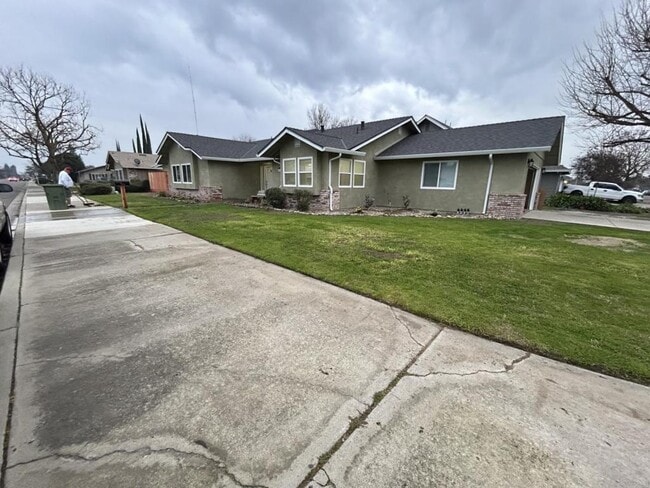 1020 W Minnesota Ave in Turlock, CA - Building Photo - Building Photo