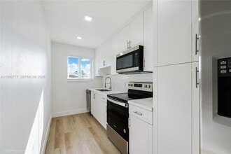 2820 NW 95th St in Miami, FL - Building Photo - Building Photo