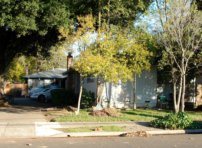 1460 Wright St in Santa Rosa, CA - Foto de edificio - Building Photo