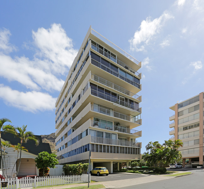 3056 Kalakaua Ave in Honolulu, HI - Foto de edificio - Building Photo