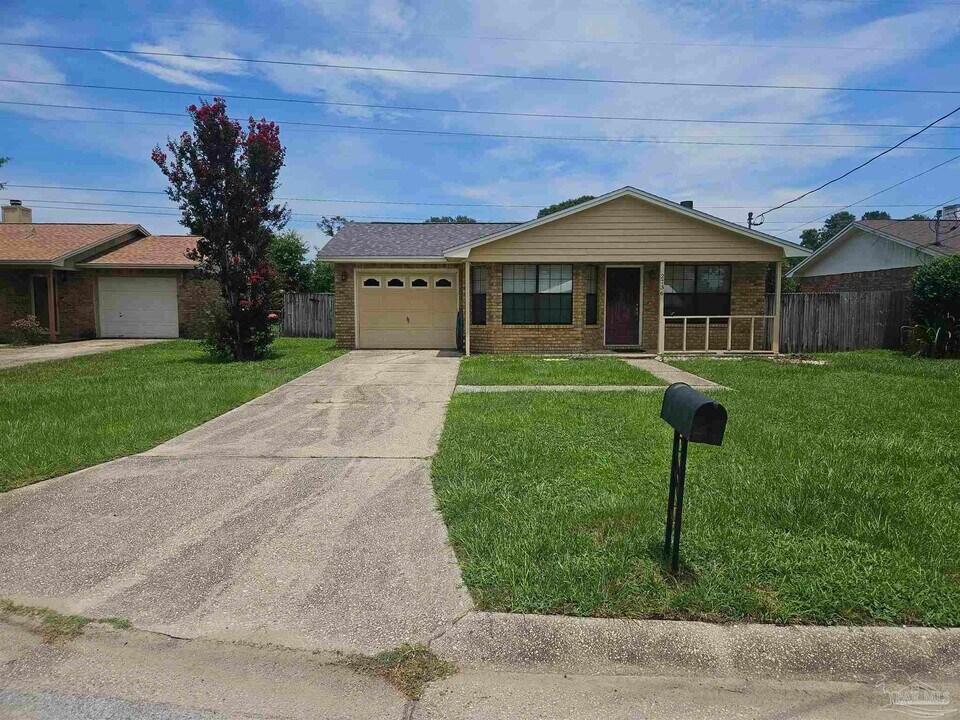 2736 Chicago Ct in Pensacola, FL - Building Photo