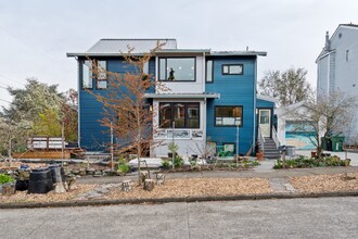 4033 Eastern Ave N in Seattle, WA - Building Photo - Building Photo