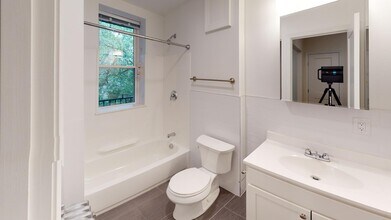130 Sutherland Rd, Unit 1 in Boston, MA - Building Photo - Building Photo