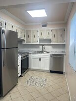 402 Monaco Ct in Delray Beach, FL - Building Photo