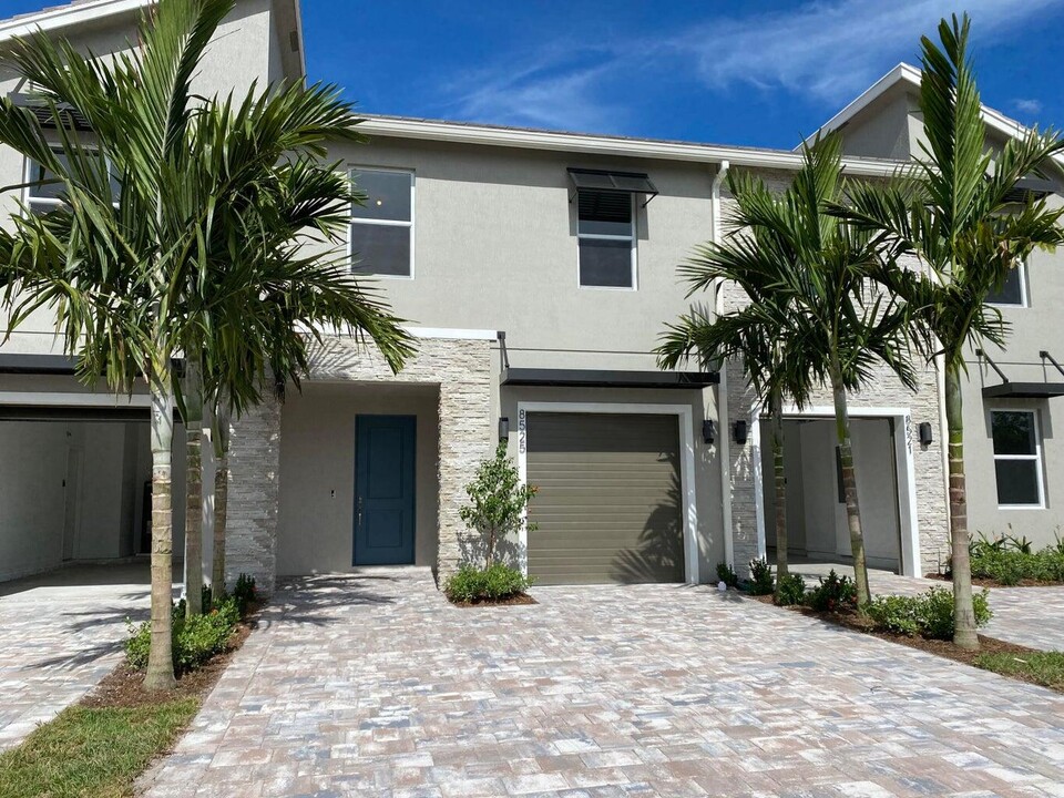 8525 Via Mar Rosso in Greenacres, FL - Building Photo