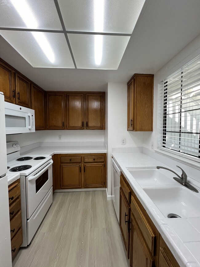 34683 Agree Ter in Fremont, CA - Foto de edificio - Building Photo
