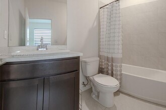 544 NE 4th St, Unit B in Florida City, FL - Foto de edificio - Building Photo