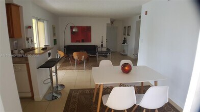 7640 Westwood Dr in Tamarac, FL - Foto de edificio - Building Photo