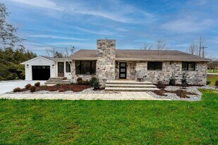 3264 Collins Ferry Rd in Morgantown, WV - Building Photo