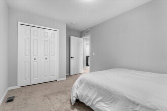 9805 Newburgh Rd in Livonia, MI - Building Photo - Building Photo