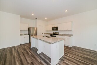 996 Ocean Spray Dr in Ruskin, FL - Foto de edificio - Building Photo