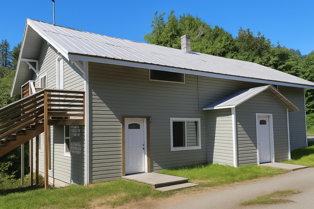 51287 Hatfield Rd in Myrtle Point, OR - Building Photo