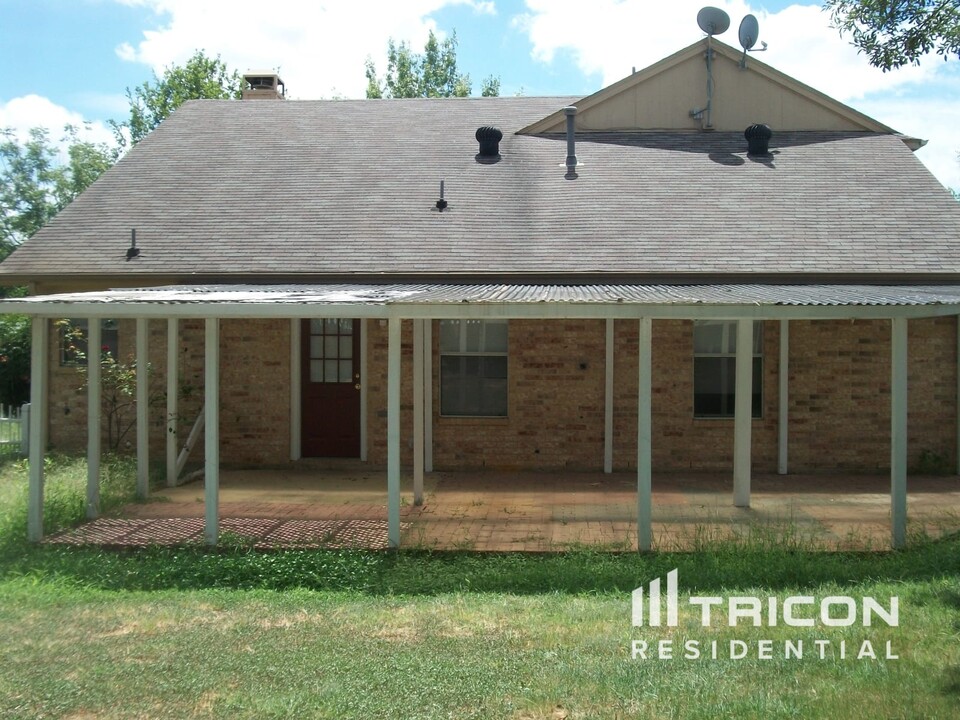 5911 Silkcrest Trail in Arlington, TX - Building Photo