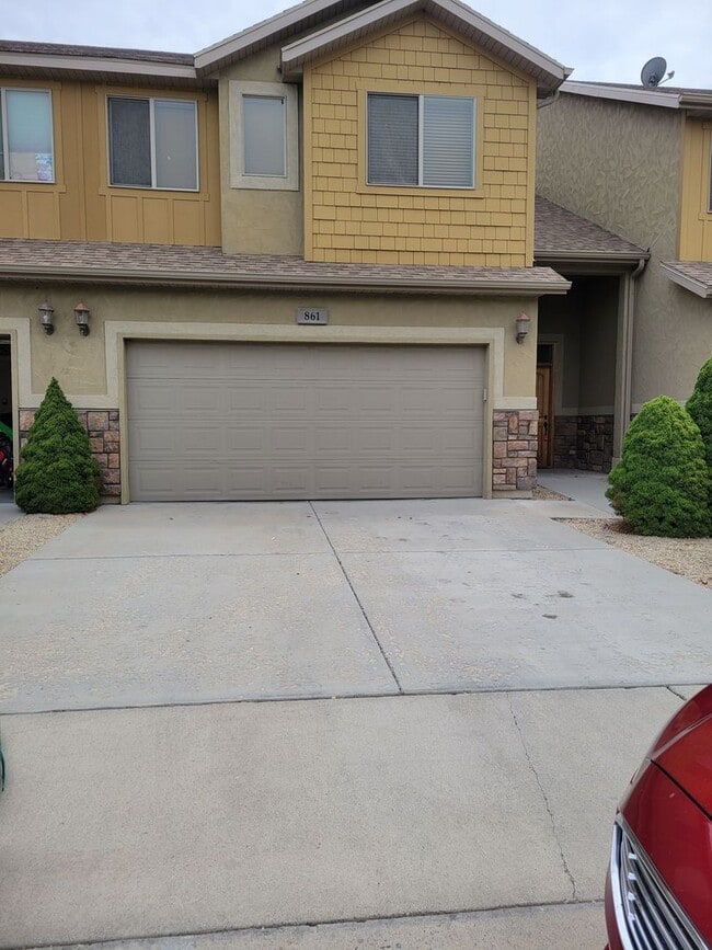 property at 861 S Pheasant Run Dr