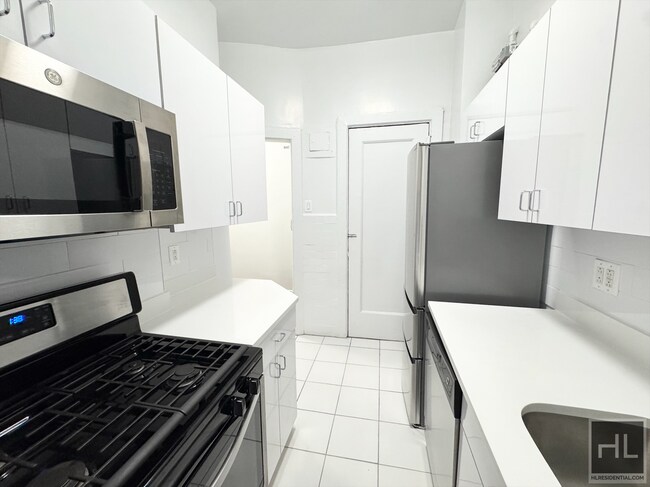 WEST 72 STREET in New York, NY - Building Photo - Building Photo