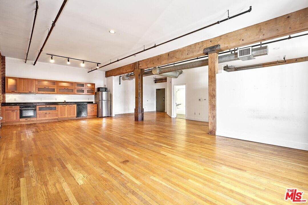 215 S Santa Fe Ave in Los Angeles, CA - Building Photo