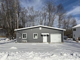 9406 Juniper Dr in Tobyhanna, PA - Building Photo