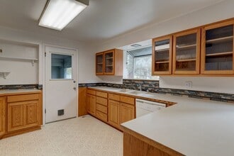 1723 NE 5th Ave in Oak Harbor, WA - Building Photo - Building Photo