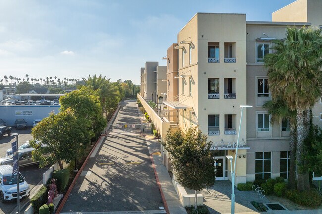 Oceana Apartments in Huntington Beach, CA - Building Photo - Building Photo