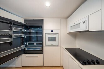 291 Bal Bay Dr, Unit 217 in Bal Harbour, FL - Foto de edificio - Building Photo