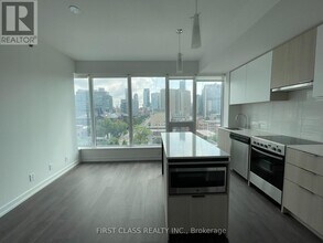 203 College St in Toronto, ON - Building Photo - Building Photo