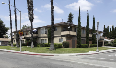 419 E Sycamore St in Anaheim, CA - Foto de edificio - Building Photo