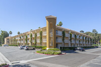 Tizon Senior Apartments 62+ in San Diego, CA - Foto de edificio - Building Photo