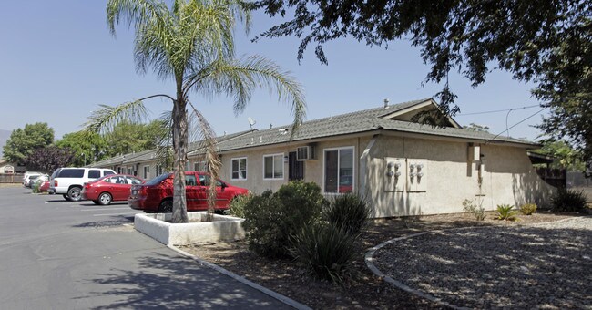 13968 Arrow Rt in Fontana, CA - Foto de edificio - Building Photo