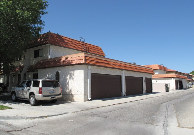 1711 W Avenue J15 in Lancaster, CA - Foto de edificio - Building Photo