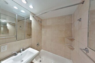 East 100th Street, Unit 4B in New York, NY - Foto de edificio - Building Photo