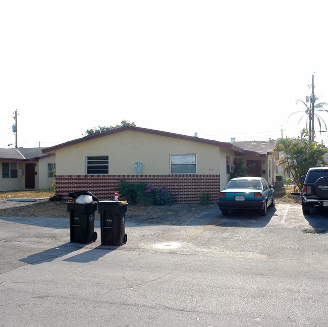 350-360 SW 27th Ter in Fort Lauderdale, FL - Foto de edificio - Building Photo