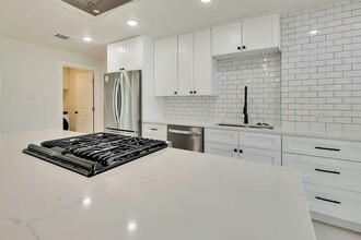 8503 Kromer St in Austin, TX - Foto de edificio - Building Photo