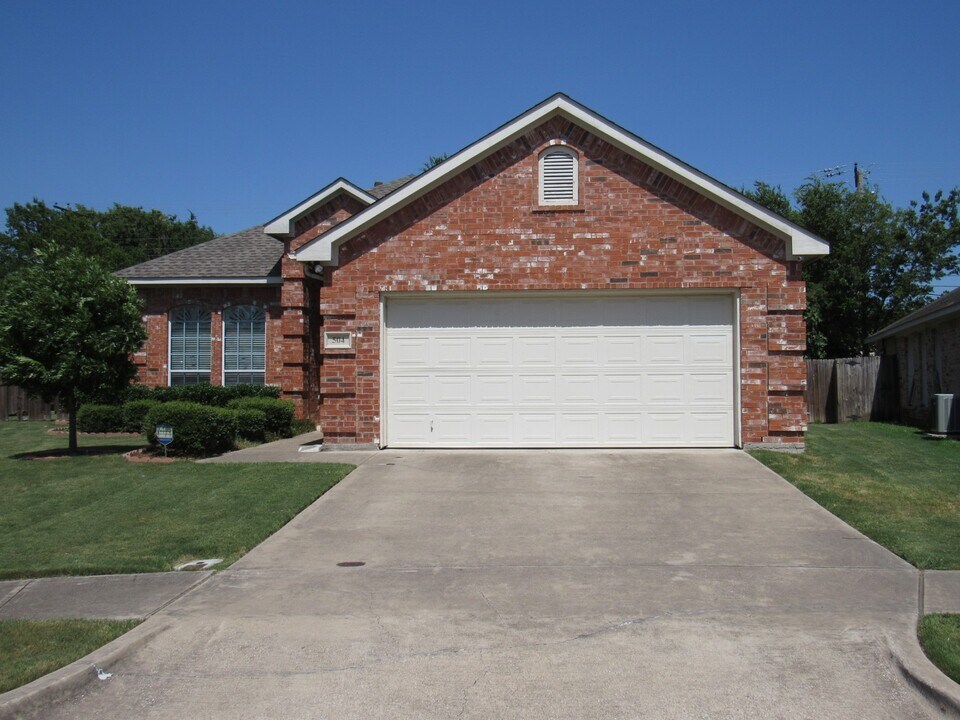 504 Marshall Ct in Irving, TX - Building Photo