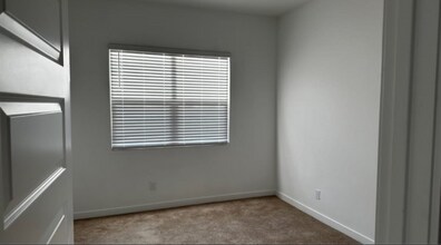 4011 W Estes Way in Phoenix, AZ - Building Photo - Building Photo