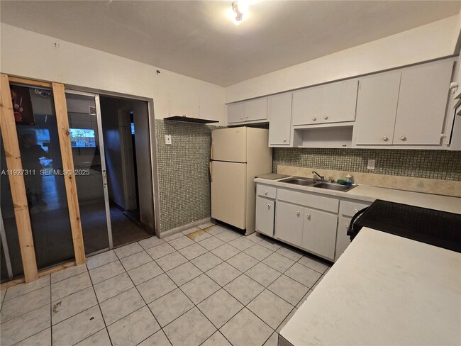 4211 NW 39th Ave in Fort Lauderdale, FL - Building Photo - Building Photo