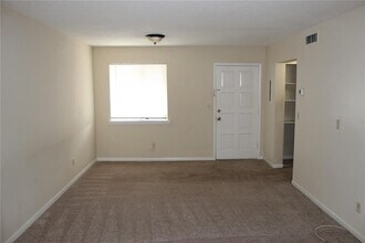 6306 Newtown Cir in Tampa, FL - Building Photo - Building Photo