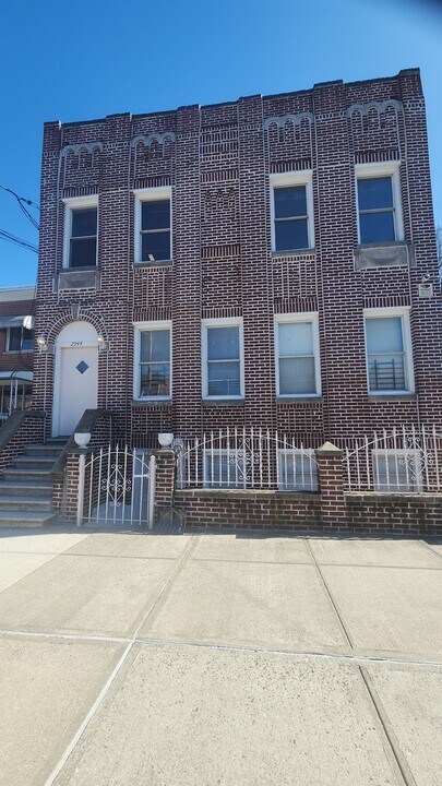 2944 Waterbury Ave, Unit 2nd Floor in Bronx, NY - Foto de edificio