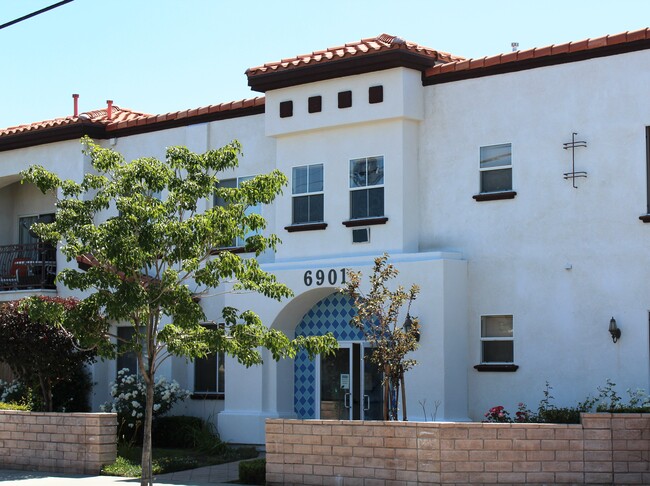 6901 Laurel Canyon Blvd, Unit 206 in Los Angeles, CA - Foto de edificio - Building Photo