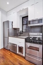 Barrow Street in New York, NY - Building Photo - Building Photo