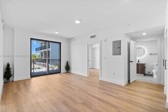 2479 NE 192 St in Miami, FL - Foto de edificio - Building Photo