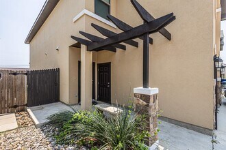 123 Niagara Dr. in Laredo, TX - Building Photo - Building Photo