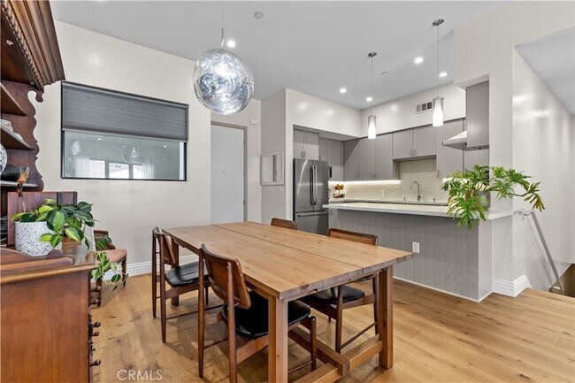 4322 Gentry Ave, Unit 103 in Los Angeles, CA - Building Photo - Building Photo