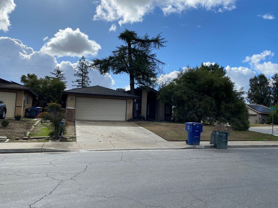 6717 Orleans Way in Bakersfield, CA - Building Photo