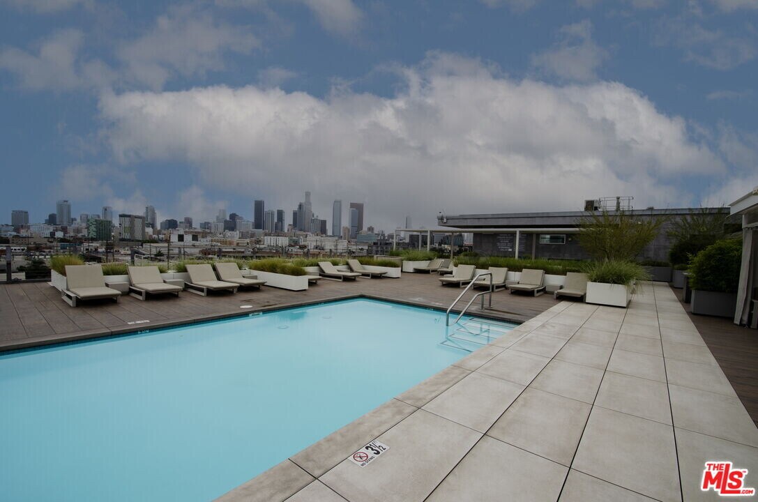 527 Molino St in Los Angeles, CA - Building Photo