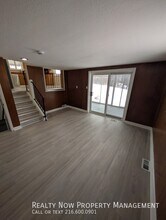 12517 Park Knoll Dr in Garfield Heights, OH - Foto de edificio - Building Photo